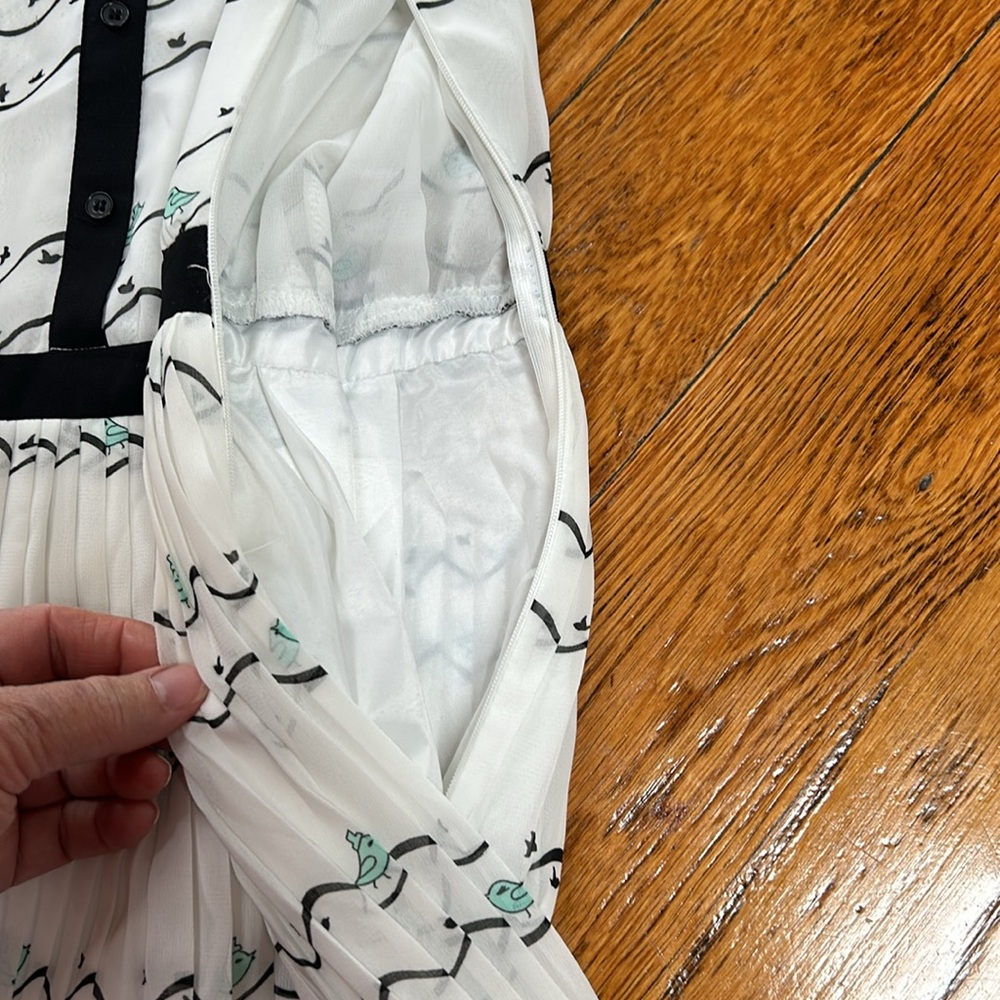 Forever 21 sleeveless dress.  Cute bird print. Size Small. Pleated skirt. - Picture 4 of 14